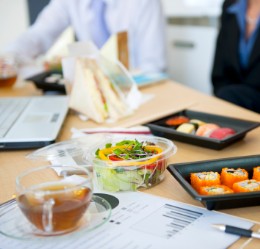 eating a healthy lunch at work